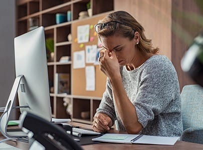 Woman in need of sleep apnea therapy falling asleep at work