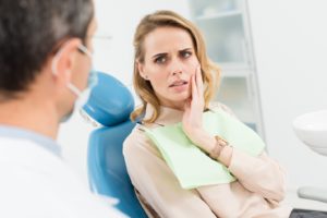 Woman visiting her emergency dentist.